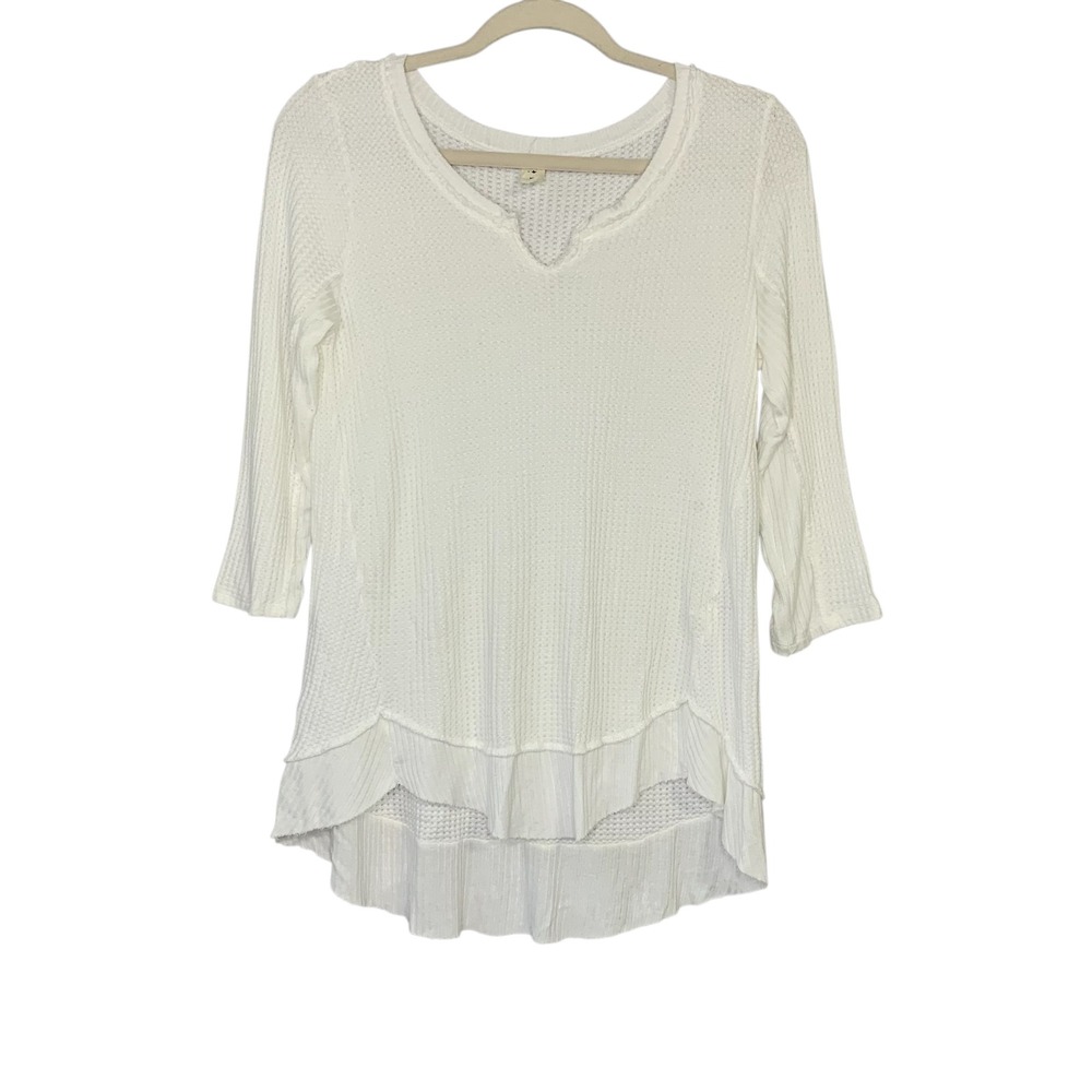 Lazy Sundays white waffle knit 3/4 sleeve raw edge hem and‎ seam top. Size M